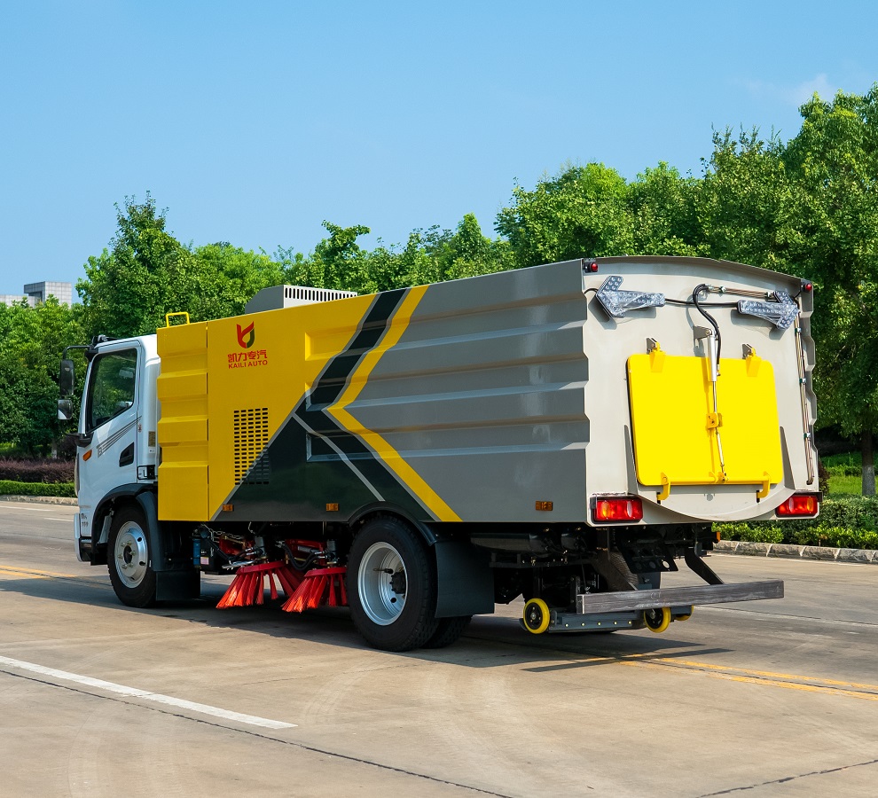 Isuzu Dongfeng Clean Car Sweeper Truck Mounted Street Dust and Stones Cleaning Road Cleaning Street Flusher Trucks with 4 Brushes