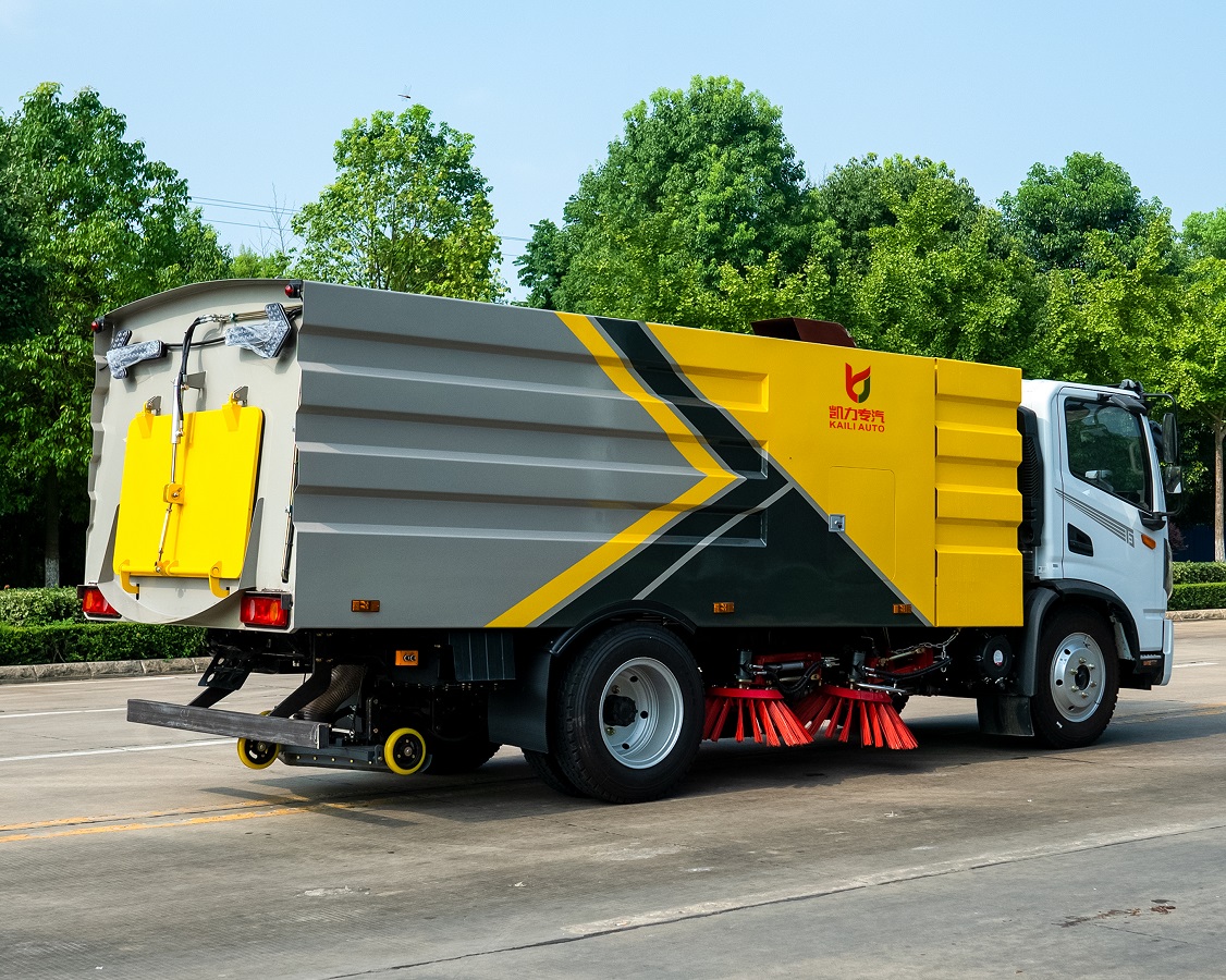 Isuzu Dongfeng Clean Car Sweeper Truck Mounted Street Dust and Stones Cleaning Road Cleaning Street Flusher Trucks with 4 Brushes