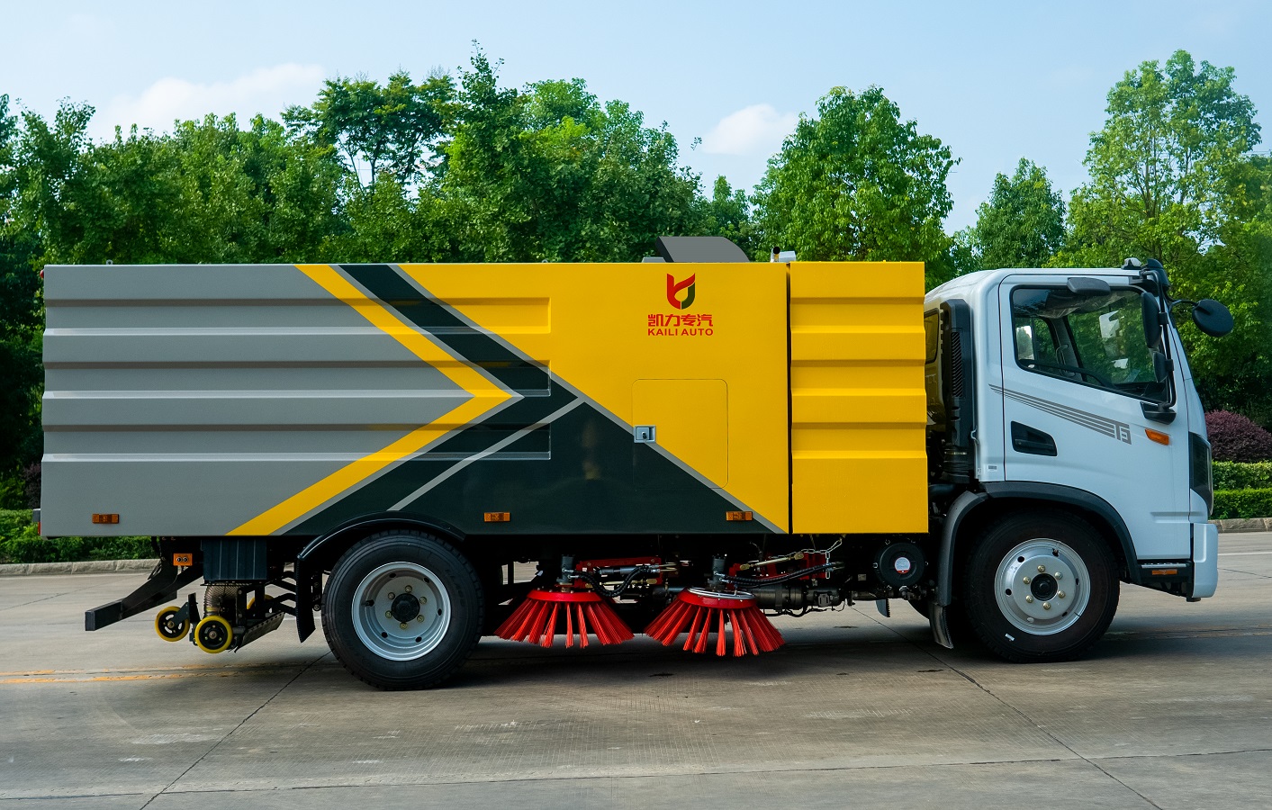 Isuzu Dongfeng Clean Car Sweeper Truck Mounted Street Dust and Stones Cleaning Road Cleaning Street Flusher Trucks with 4 Brushes