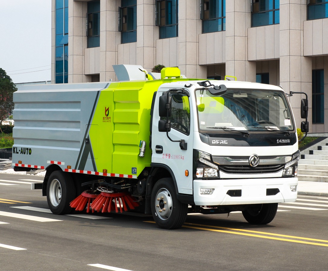 Sinotruk HOWO 8cbm Vacuum Road Sweeper Truck in 5ton Loading with Dust Tank Water Tank Street Road Sweeping and Washing Truck Vacuum Cleaning Truck