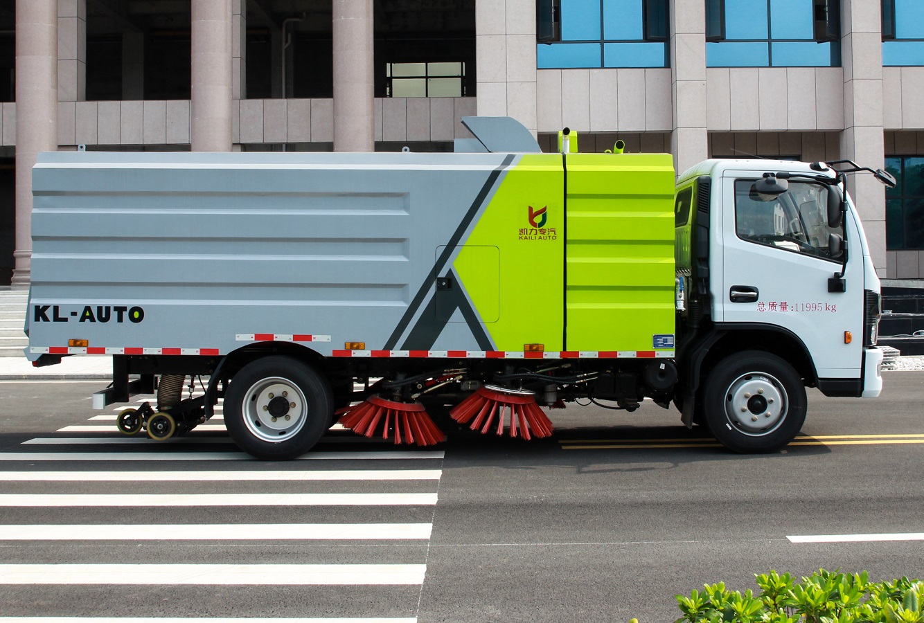 Sinotruk HOWO 8cbm Vacuum Road Sweeper Truck in 5ton Loading with Dust Tank Water Tank Street Road Sweeping and Washing Truck Vacuum Cleaning Truck