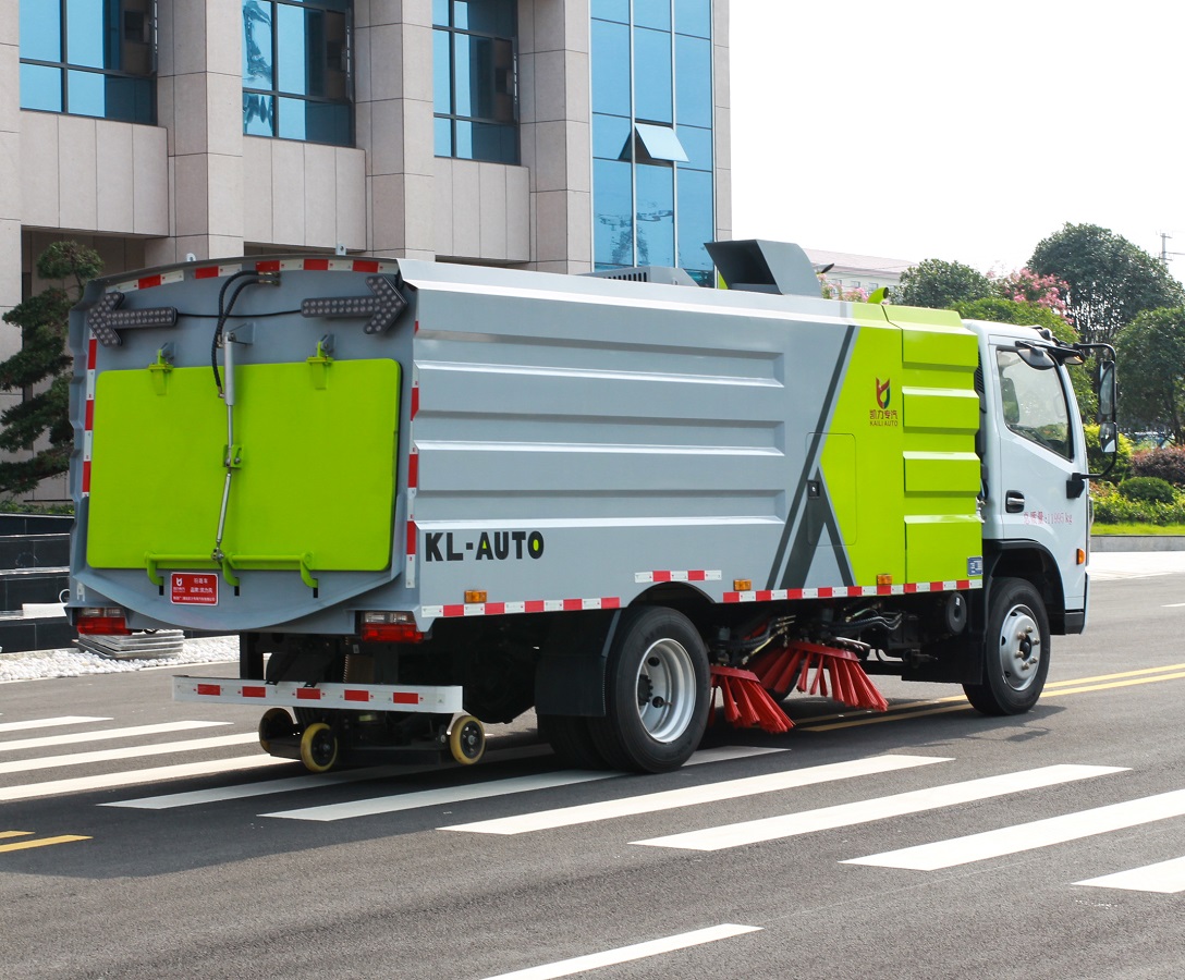 Sinotruk HOWO 8cbm Vacuum Road Sweeper Truck in 5ton Loading with Dust Tank Water Tank Street Road Sweeping and Washing Truck Vacuum Cleaning Truck