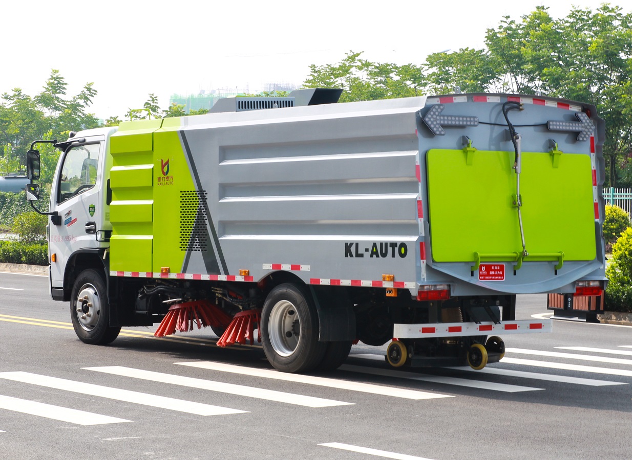 Sinotruk HOWO 8cbm Vacuum Road Sweeper Truck in 5ton Loading with Dust Tank Water Tank Street Road Sweeping and Washing Truck Vacuum Cleaning Truck