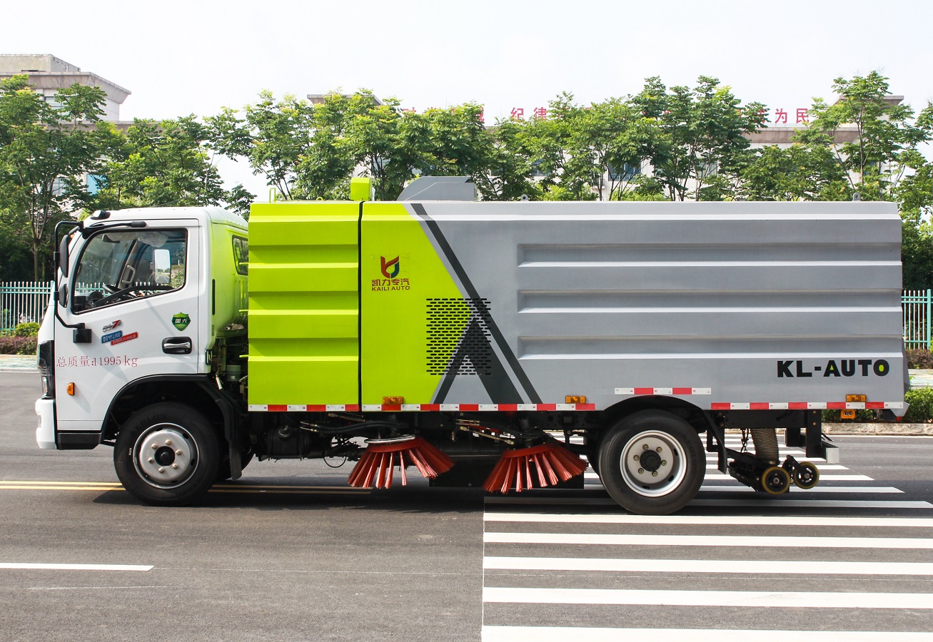 Sinotruk HOWO 8cbm Vacuum Road Sweeper Truck in 5ton Loading with Dust Tank Water Tank Street Road Sweeping and Washing Truck Vacuum Cleaning Truck
