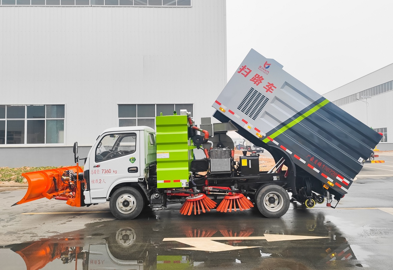 Factory Direct Sales of ISUZU Sinotruk Shacman Foton Urban Road Sweeper Truck with Automatic Snow Shovel Snow Plow for City Street and Airport Runway Park