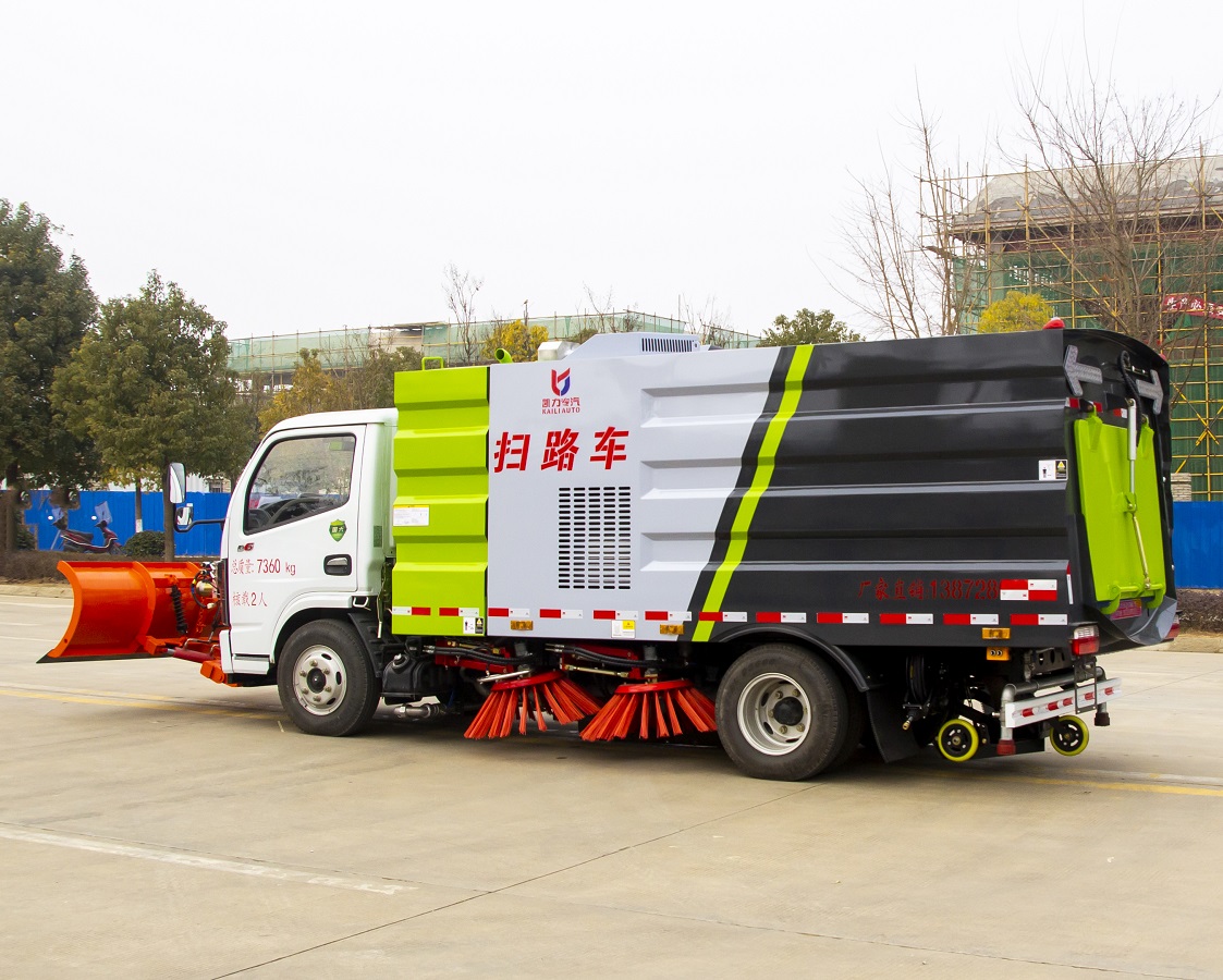 Factory Direct Sales of ISUZU Sinotruk Shacman Foton Urban Road Sweeper Truck with Automatic Snow Shovel Snow Plow for City Street and Airport Runway Park